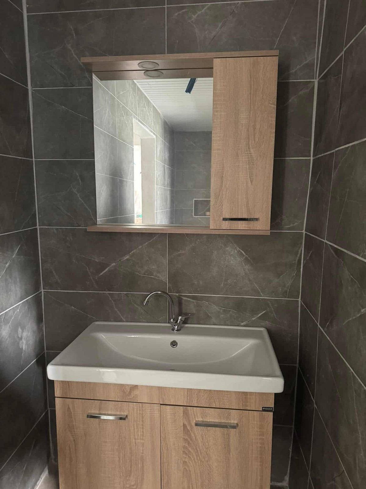 Ahşap banyo dolabı ve lavabo