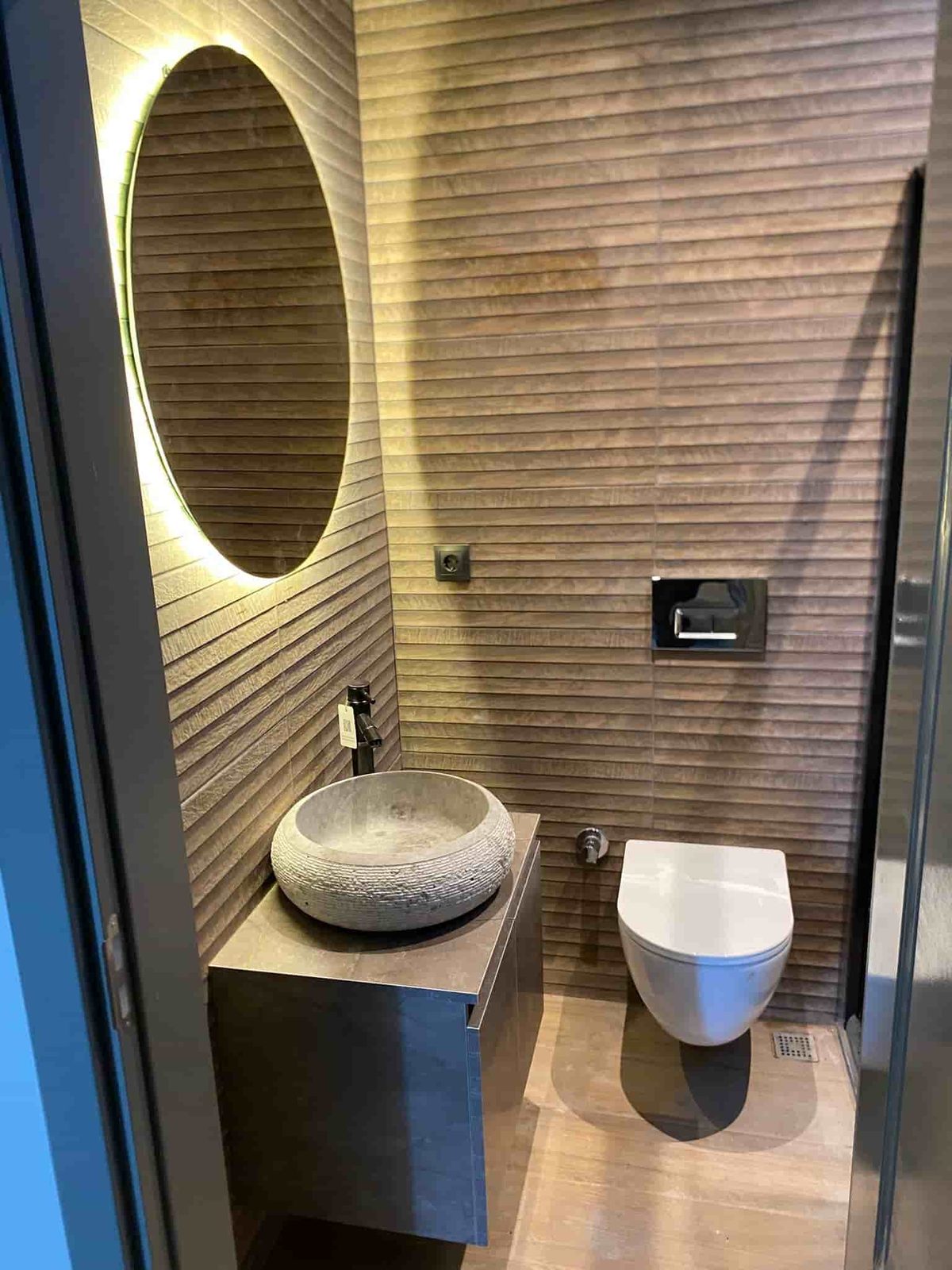 Ahşap yüzeyli banyo ve tezgâh üstü lavabo