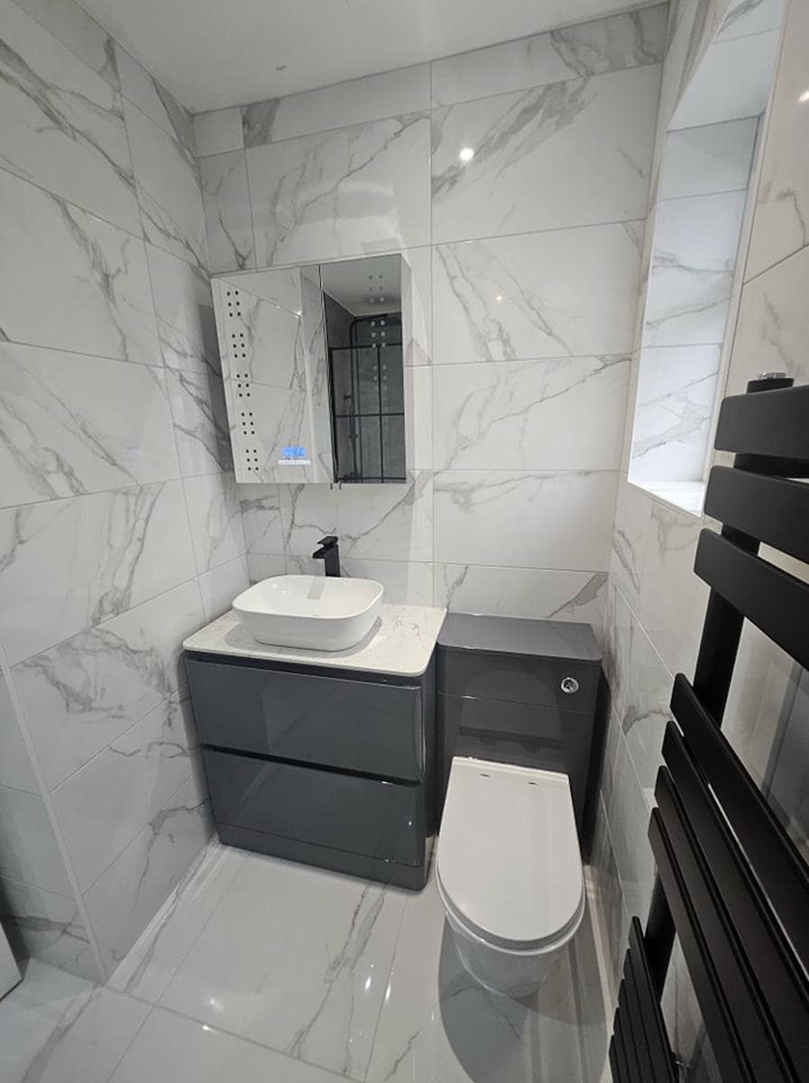 Duş alanı ve zemin gideri bulunan banyo