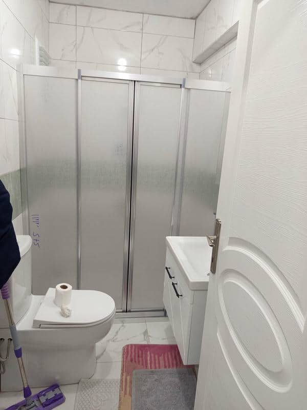 Duş bölmesi ve lavabo bulunan banyo