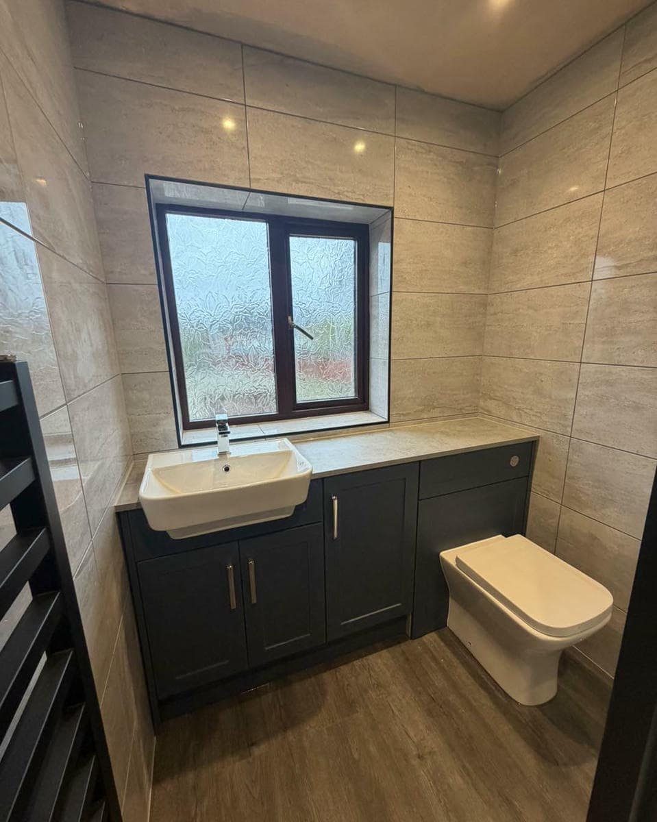 Doğal ışık alan banyo, lavabo ve ayna