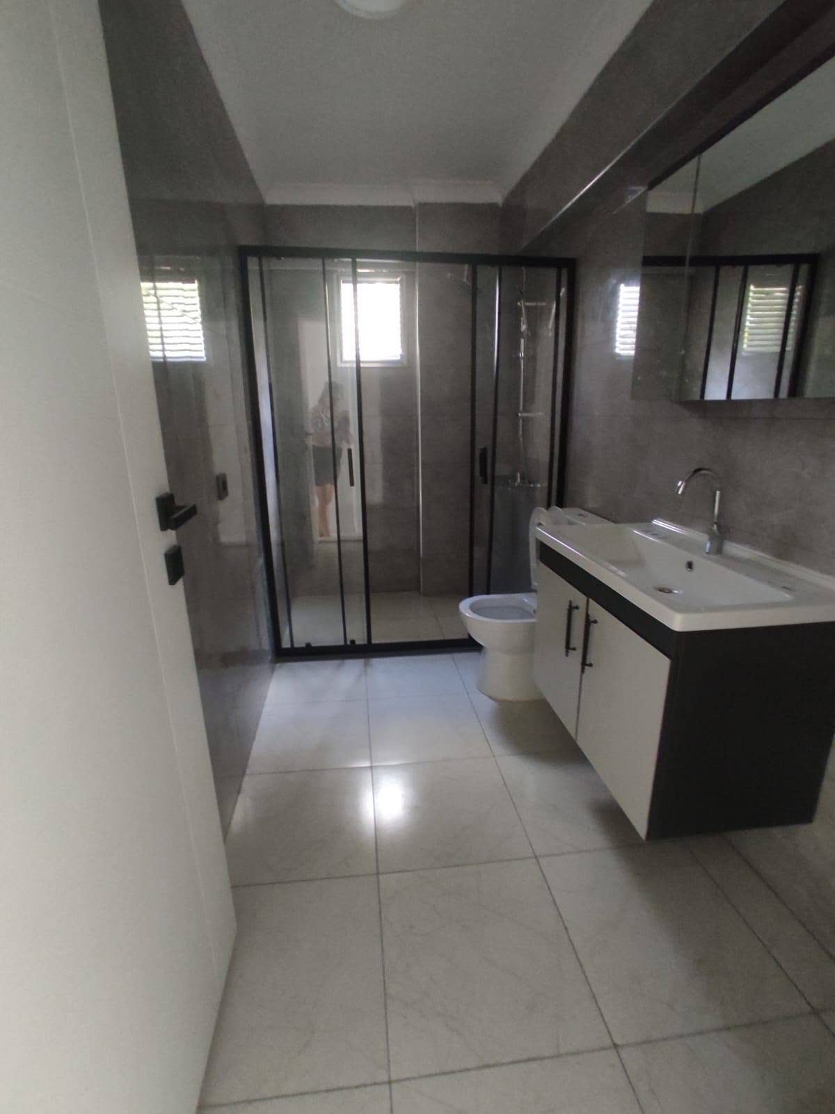Cam duş bölmesi ve lavabo dolabı