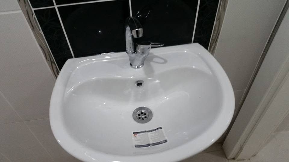 Seramik lavabo ve musluk bağlantısı