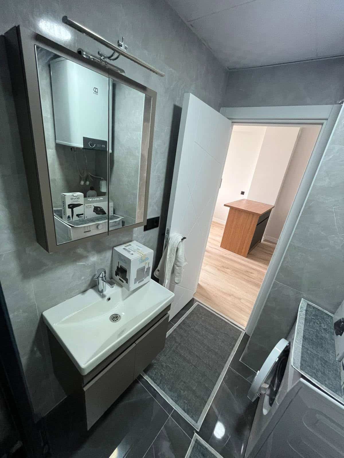 Aynalı lavabo dolabı ve tesisat kullanım alanı