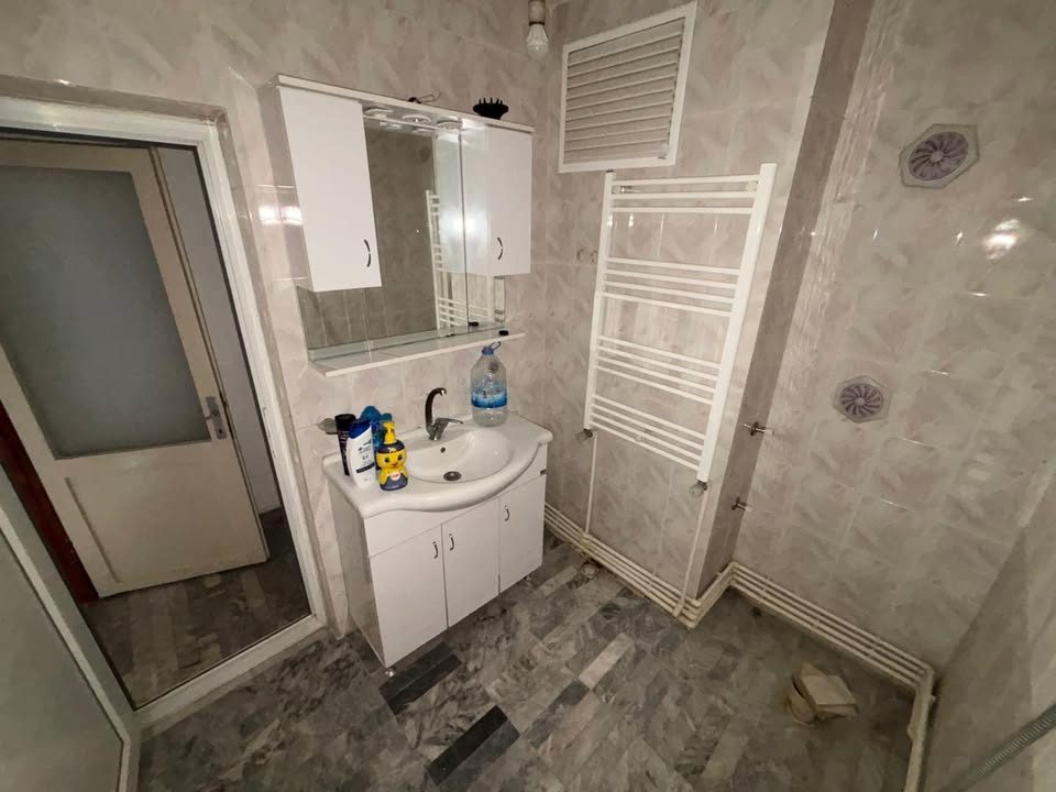 Dar banyo alanında lavabo ve tesisat