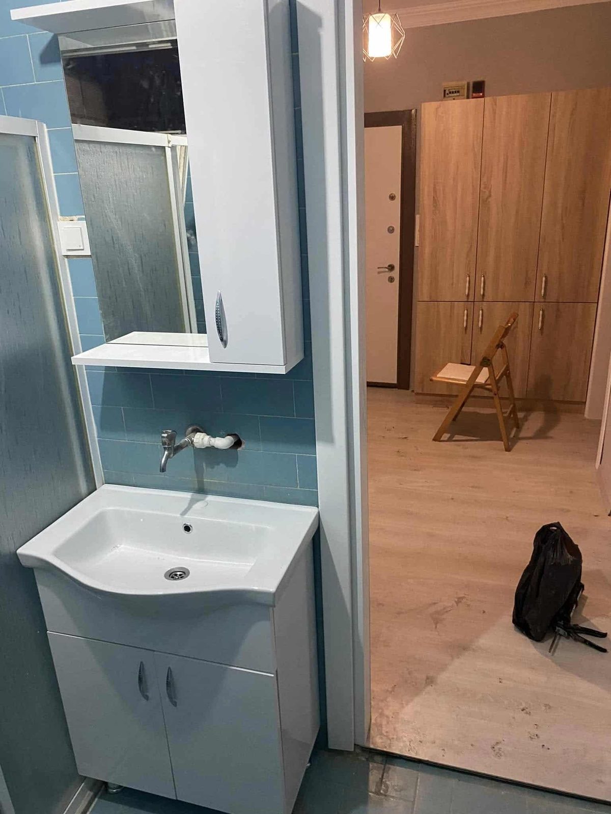 Mavi renk banyo dolabı ve lavabo